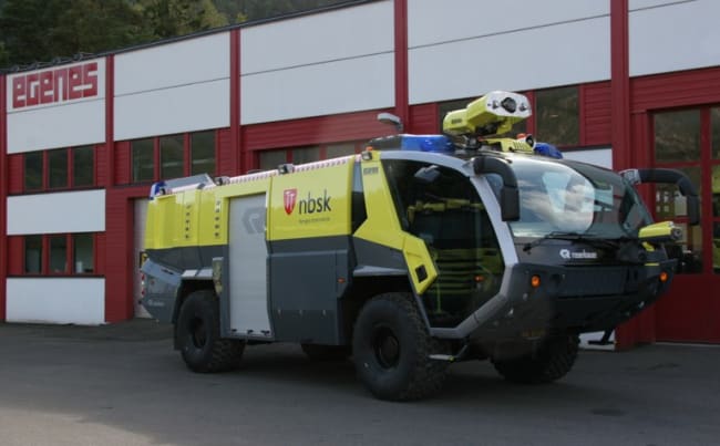 Ny flyplassbrannbil levert til Norges Brannskole - Rosenbauer Panther 4x4