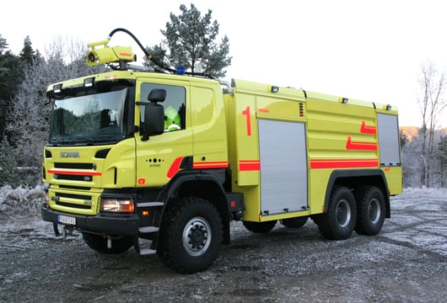 Flyplassbrannbil til Vigra lufthavn, Ålesund, FLF 8000/500 på Scania P470CB 6x6, 470 hk, Automat