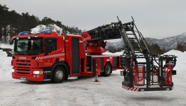 Maskinstige med leddet øvre del - Metz L32 A CAN påbygget Scania P400 - Ålesund Brannvesen KF