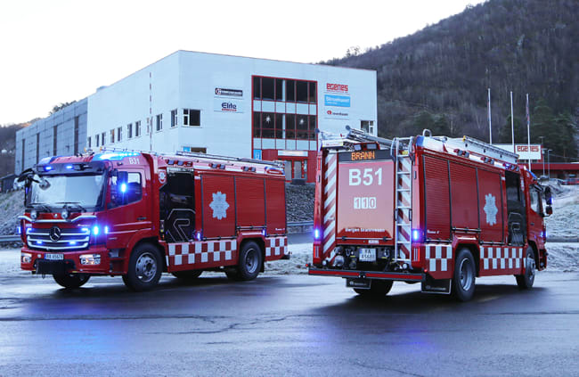 Vi gratulerer Bergen Brannvesen med de to siste av seks nye brannbiler med Rosenbauer AT påbygg på Mercedes Atego chassis.