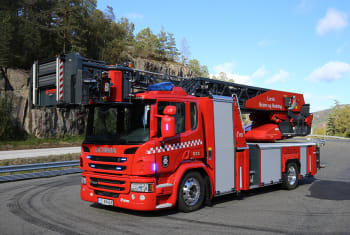 Vi gratulerer Larvik Brann og Redning med ny Rosenbauer L32A-XS 3.0 stigebil på Scania P450 4x2 chassis