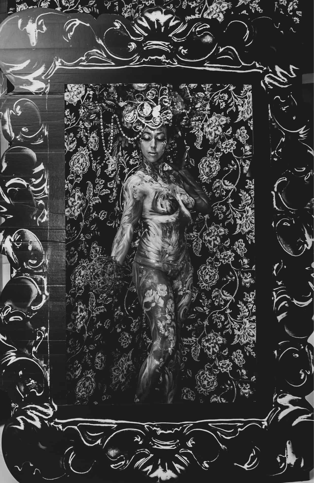 the living statue posing in photo booth in the eggersmann kitchens chicago showroom during the rndd gallery walk 2019