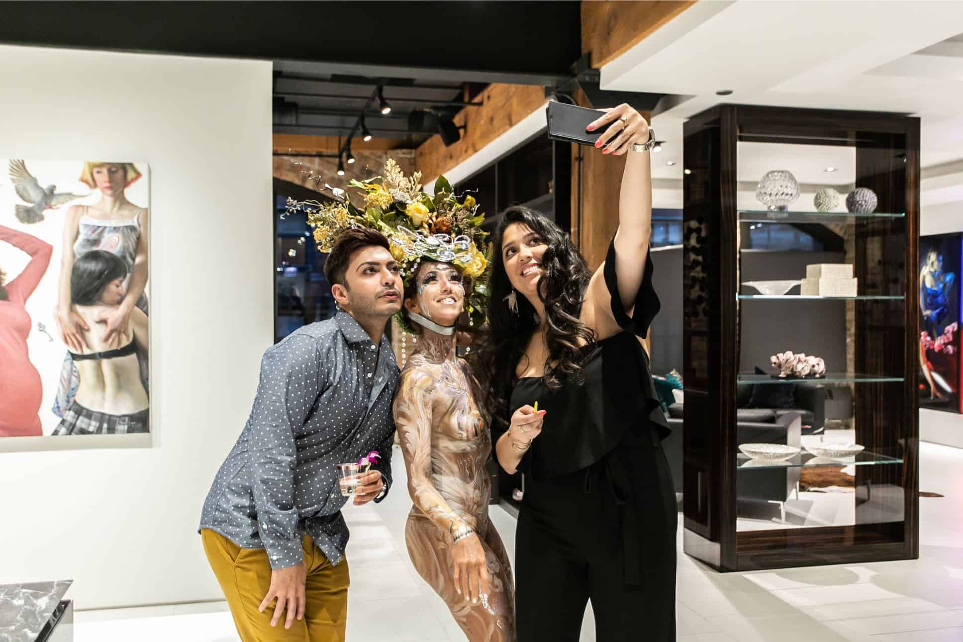 guests posing with the living statue in the eggersmann kitchens chicago showroom during the rndd gallery walk 2019
