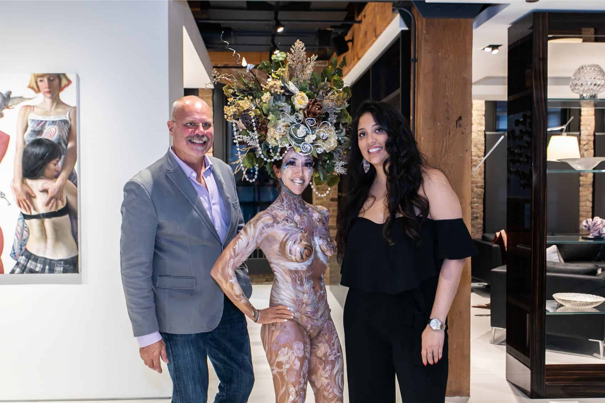 guests posing with the living statue in the eggersmann kitchens chicago showroom during the rndd gallery walk 2019