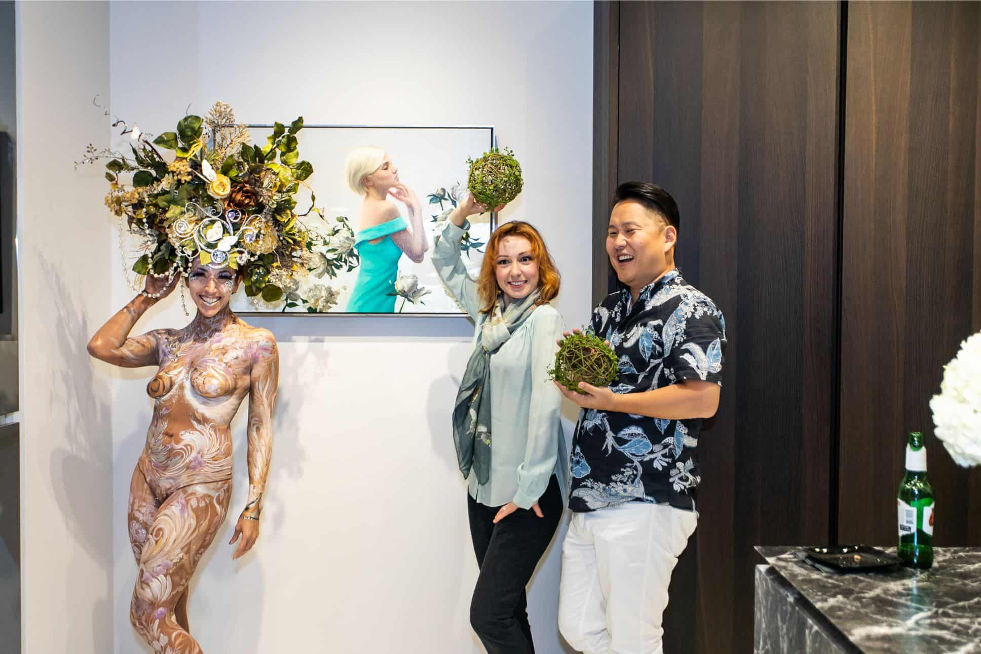 guests posing with the living statue at the rndd gallery walk 2019 in the eggersmann kitchens chicago showroom