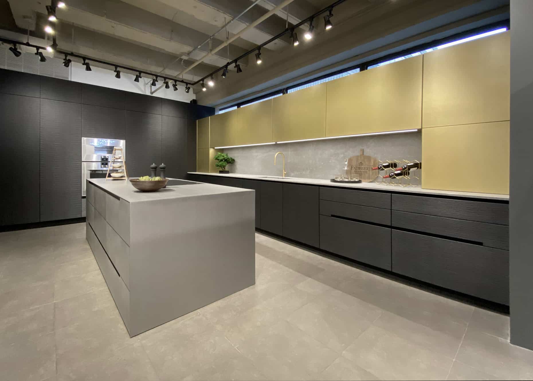 https://res.cloudinary.com/eggersmann-usa/w_auto,dpr_auto,q_auto,f_auto/auto-mapping-folder/2020/02/eggersmann-brass-kitchen-new-york-8.jpg