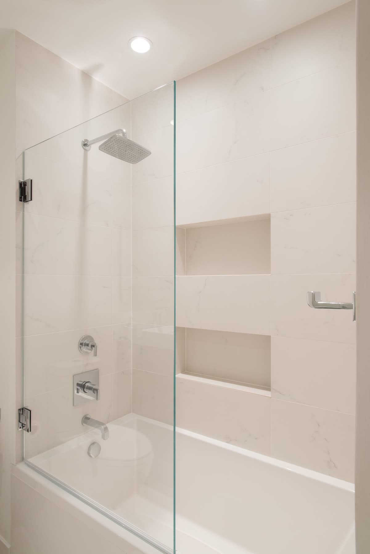 shower/tub combo in white with glass wall