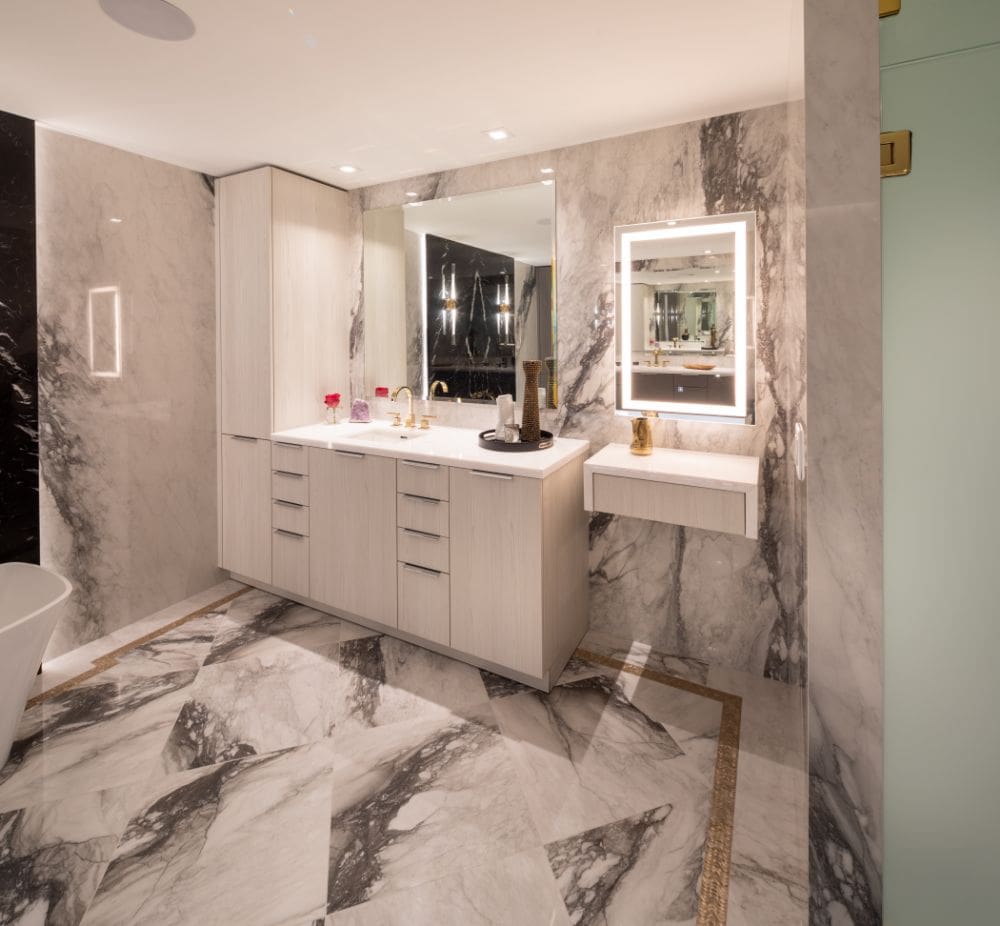 Her vanity in Trondheim Ash white