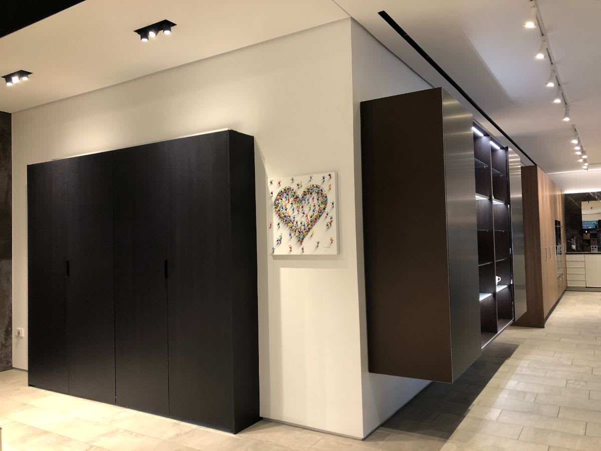 jane waterous' painting, "my iridiscent heart" featured in the eggersmann dallas showroom as part of patron magazine's curated 2021 art exhibition and dallas design district showroom tour