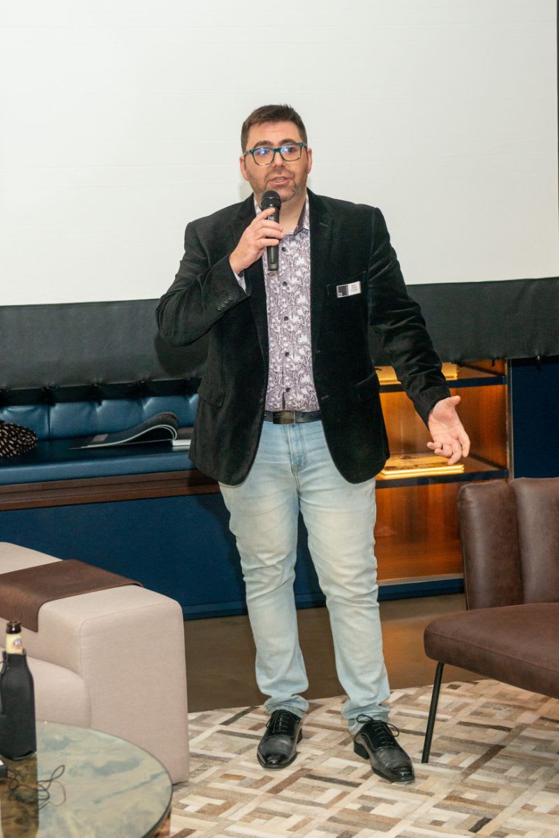 evan soltoff, the houston german kitchen showroom manager, introducing the panelists for the frankfurt kitchen presentation event