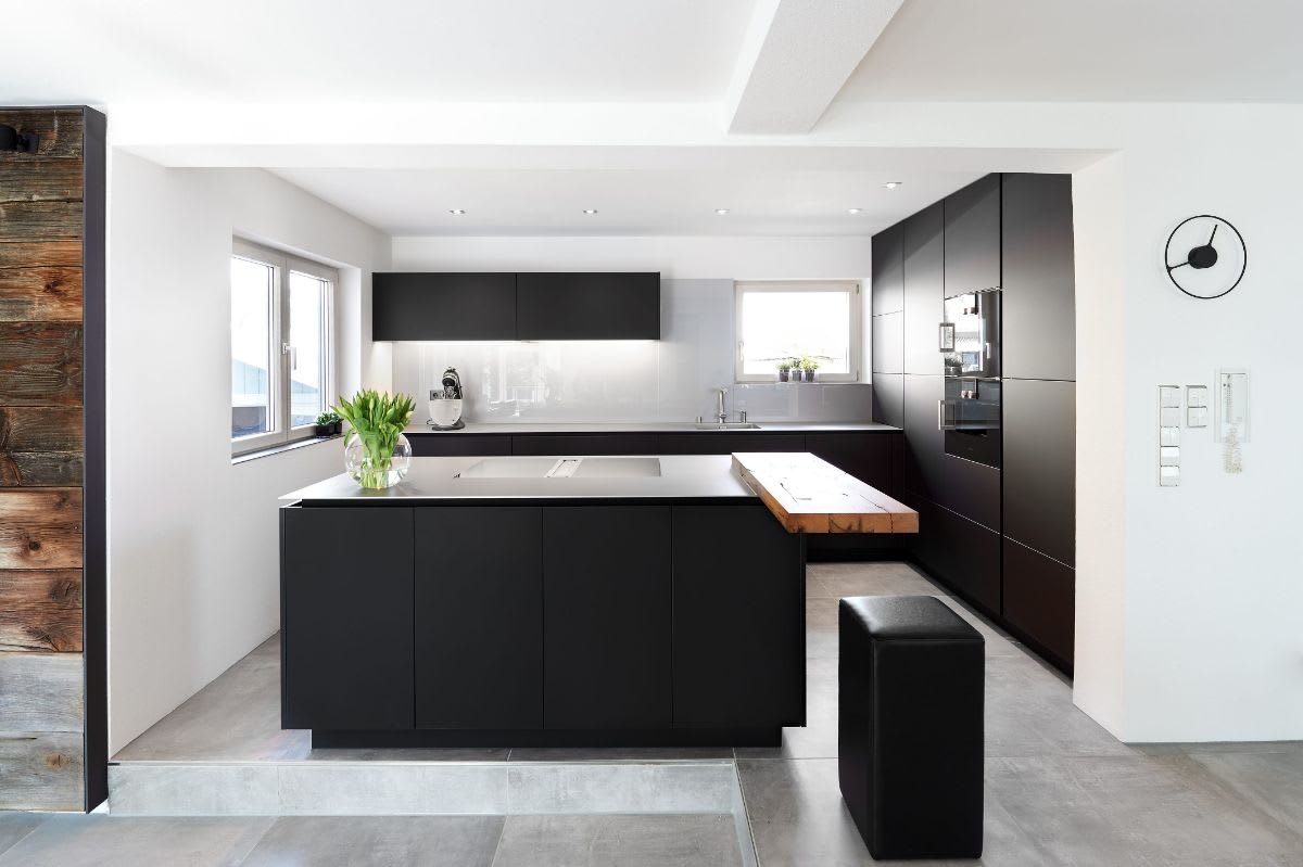 Black and white kitchens: Contemporary and ageless