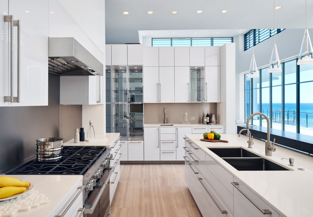 https://res.cloudinary.com/eggersmann-usa/w_auto,dpr_auto,q_auto,f_auto/auto-mapping-folder/2022/04/black-white-stainless-steel-kitchen.jpg