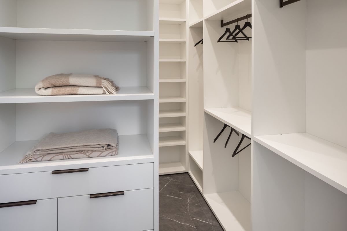 bunker-hill-village-houston-new-home-guest-closet
