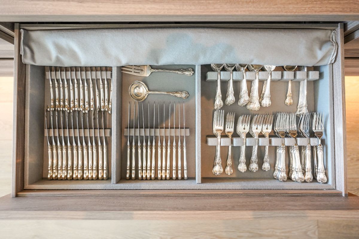 https://res.cloudinary.com/eggersmann-usa/w_auto,dpr_auto,q_auto,f_auto/auto-mapping-folder/2022/06/four-seasons-residences-la-built-in-furniture-entry-way-hallway-october-company-flatware-organizers-closeup.jpg