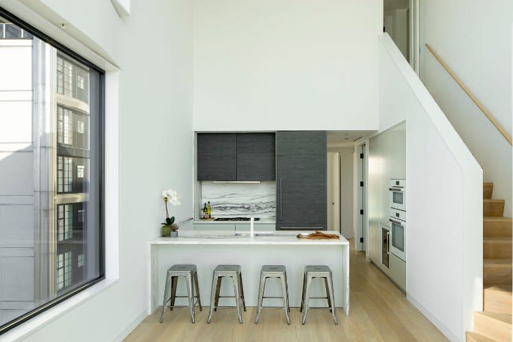 https://res.cloudinary.com/eggersmann-usa/w_auto,dpr_auto,q_auto,f_auto/auto-mapping-folder/2022/09/small-luxury-kitchen-chelsea-waterside-ny.jpg