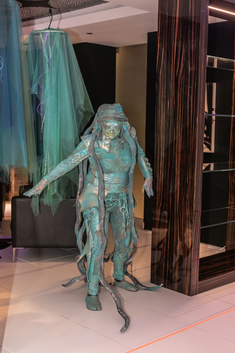 living statue posing in the eggersmann chicago during the rndd 2023 gallery walk
