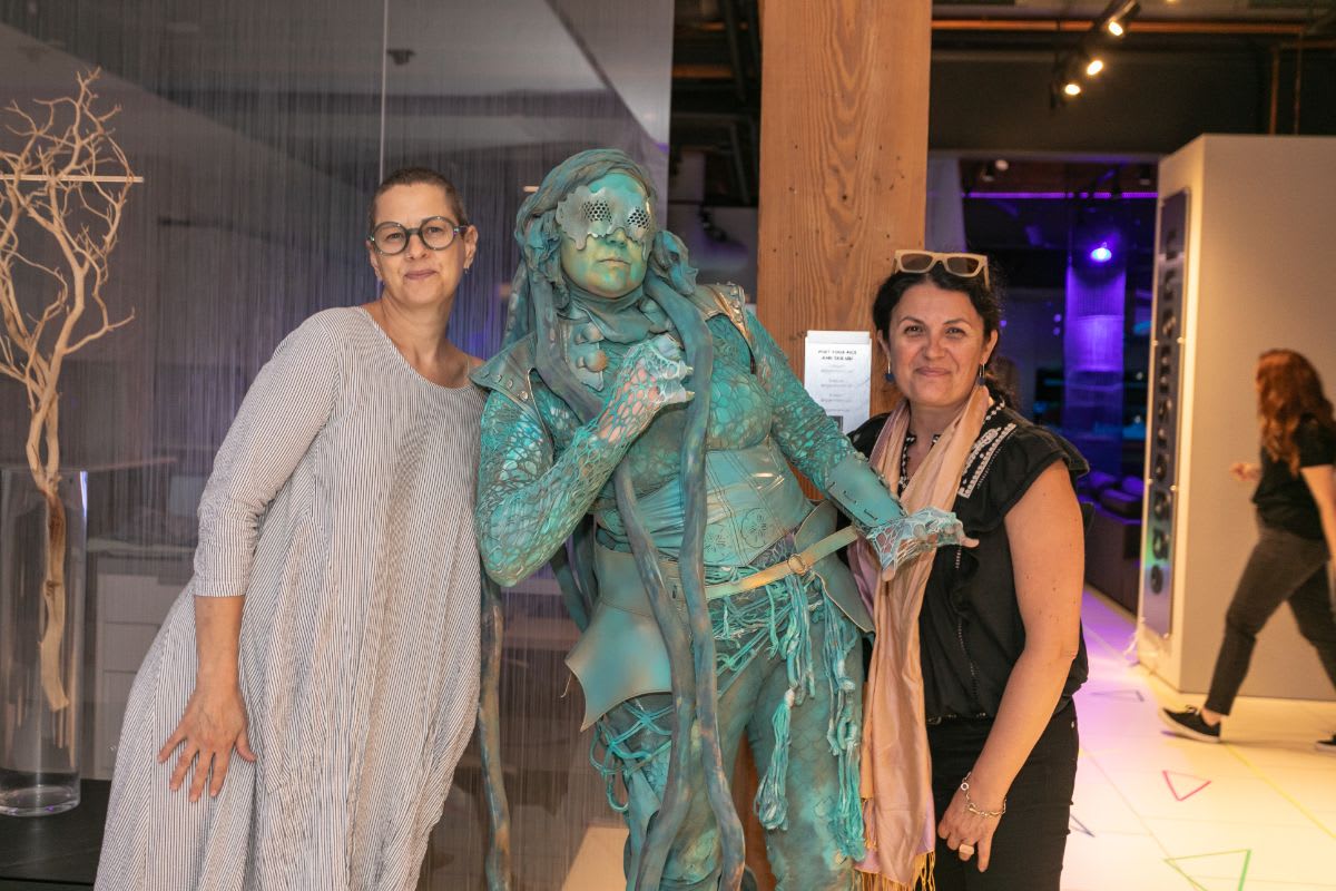 artist yvette kaiser smith and friend pose with the living statue in the eggersmann chicago showroom during the rndd 2023 gallery walk