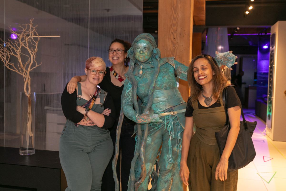 3 guests pose for a picture with the living statue in the eggersmann chicago showroom during the rndd 2023 gallery walk