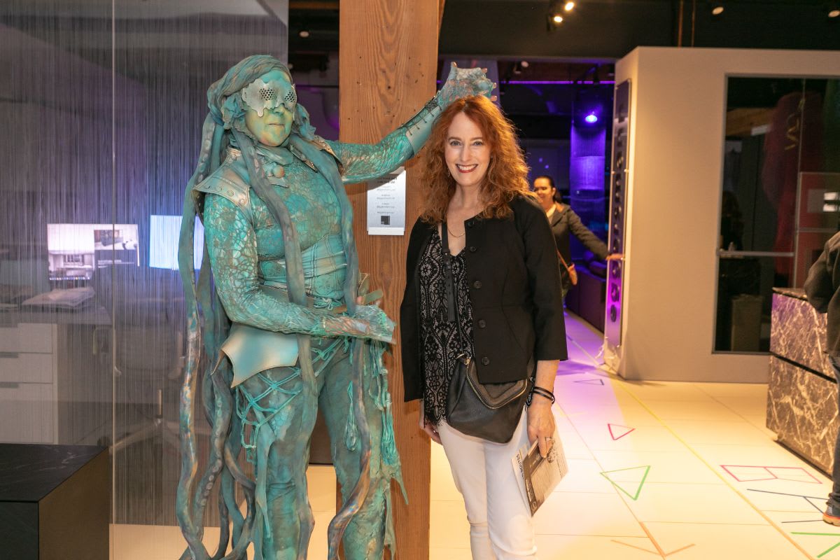 a guest and the living statue in the eggersmann chicago showroom pose for a quick picture during the rndd 2023 gallery walk