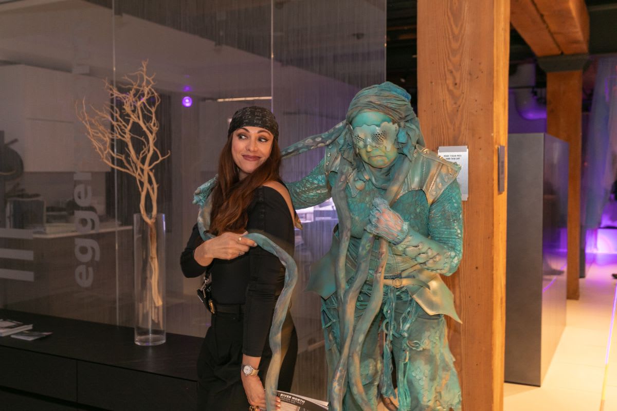 a guest and the living statue in the eggersmann chicago showroom pose for a picture during the rndd 2023 gallery walk
