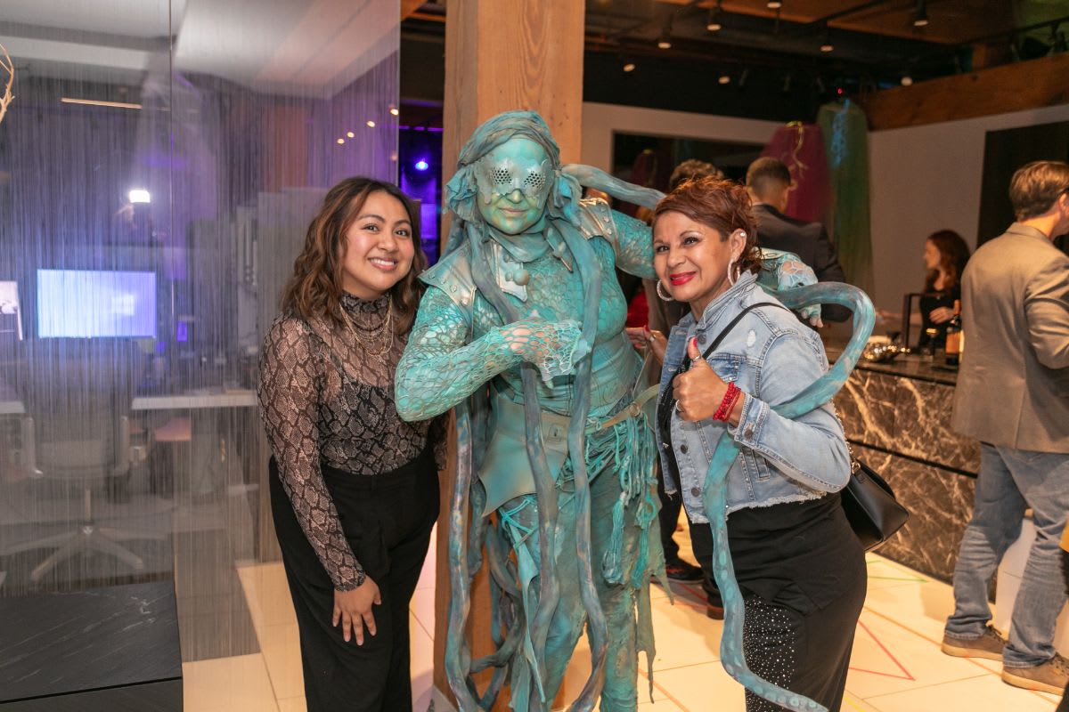 guests having fun with the living statue in the eggersmann chicago showroom during the rndd 2023 gallery walk