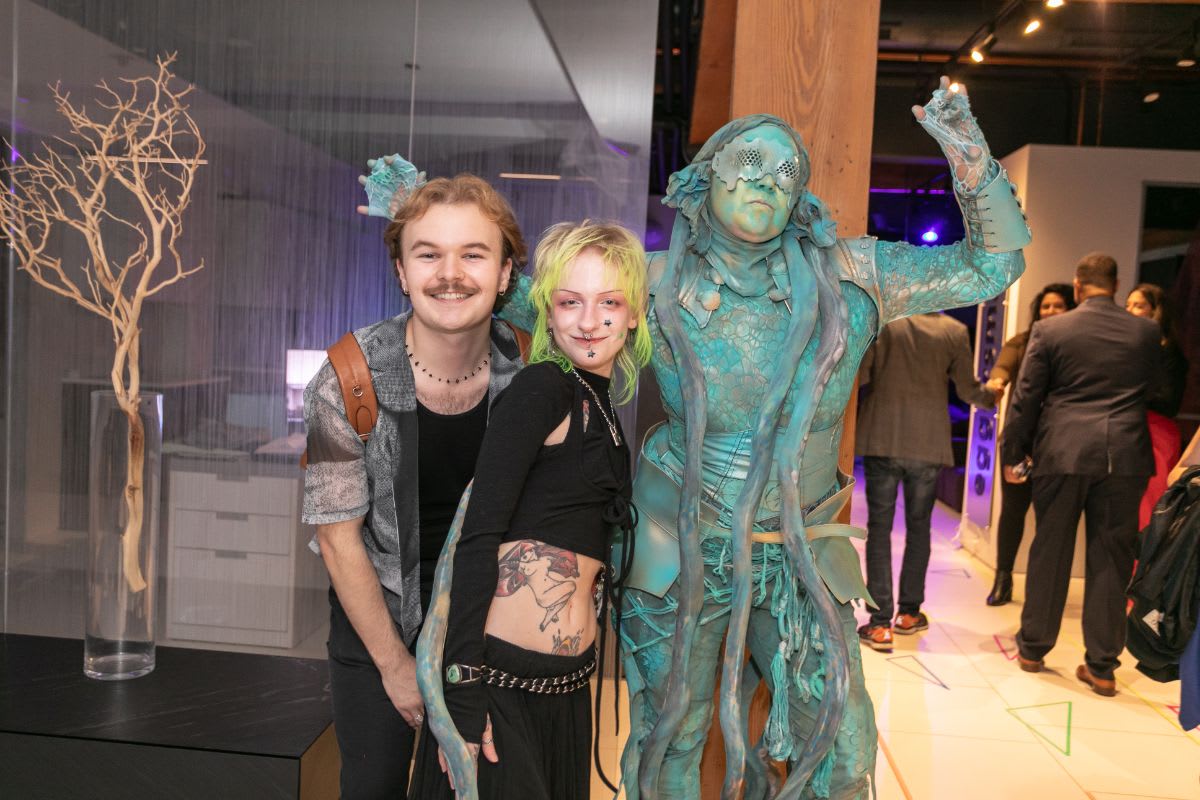 a couple poses with the living statue in the eggersmann chicago showroom during the rndd 2023 gallery walk