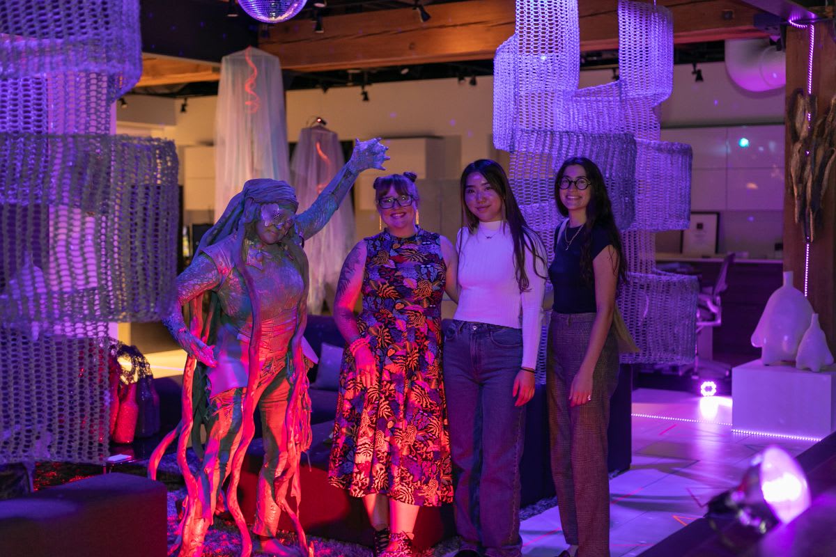 guests vogue and pose with the living statue in the eggersmann chicago during the rndd 2023 gallery walk