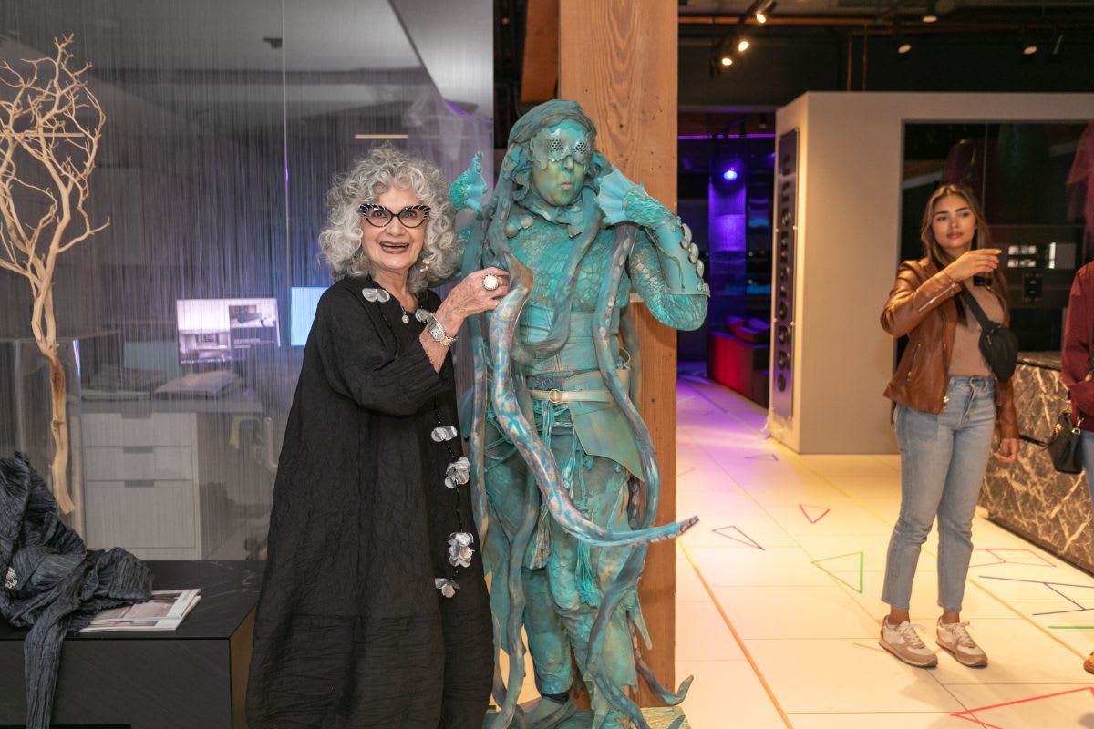 guests poses with the living statue in the eggersmann chicago showroom during the rndd 2023 gallery walk