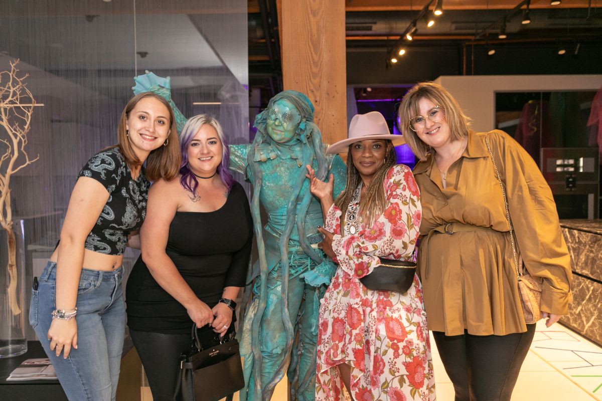 guests pose with the living statue in the eggersmann chicago showroom during the rndd 2023 gallery walk