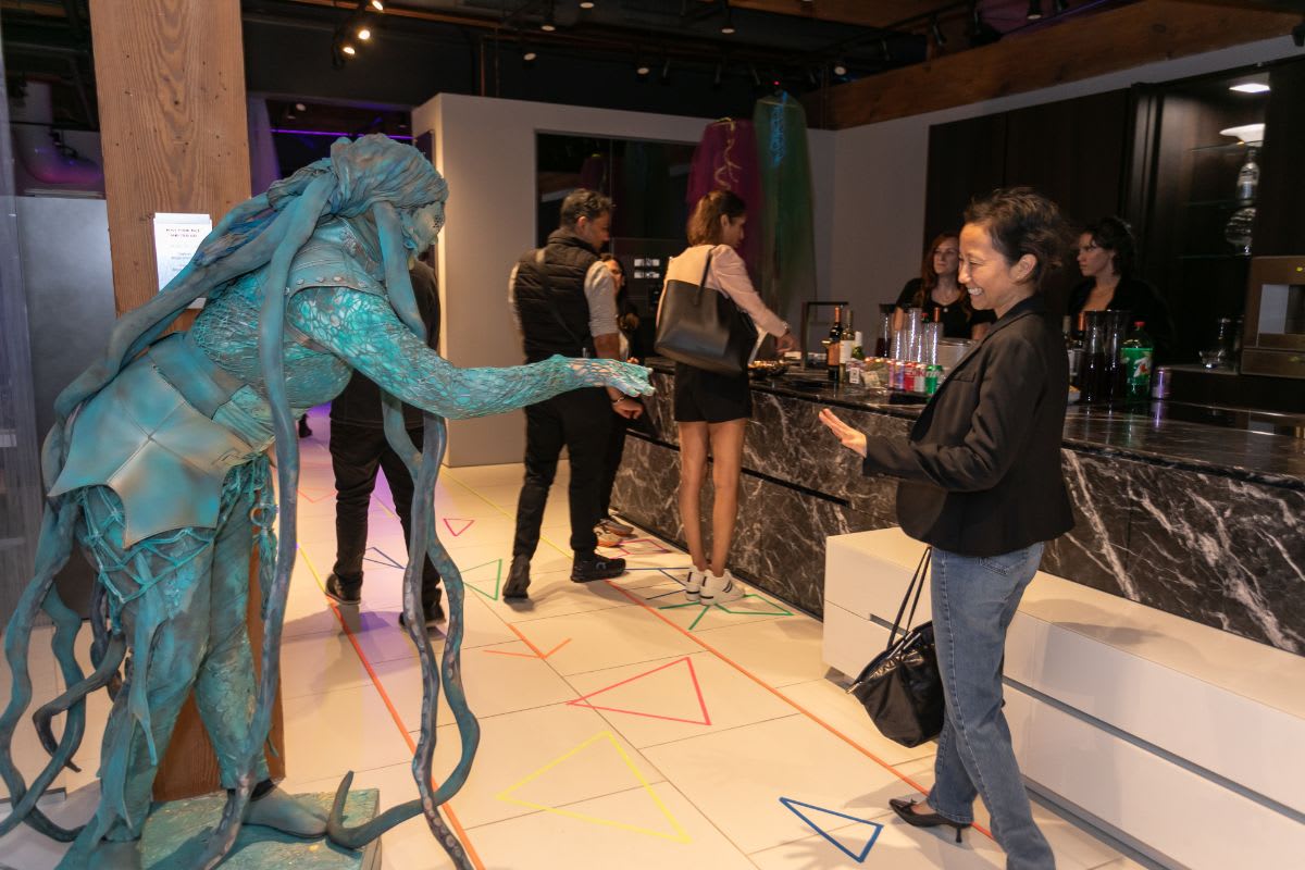 a guest interacts with the living statue in the eggersmann chicago showroom during the rndd 2023 gallery walk