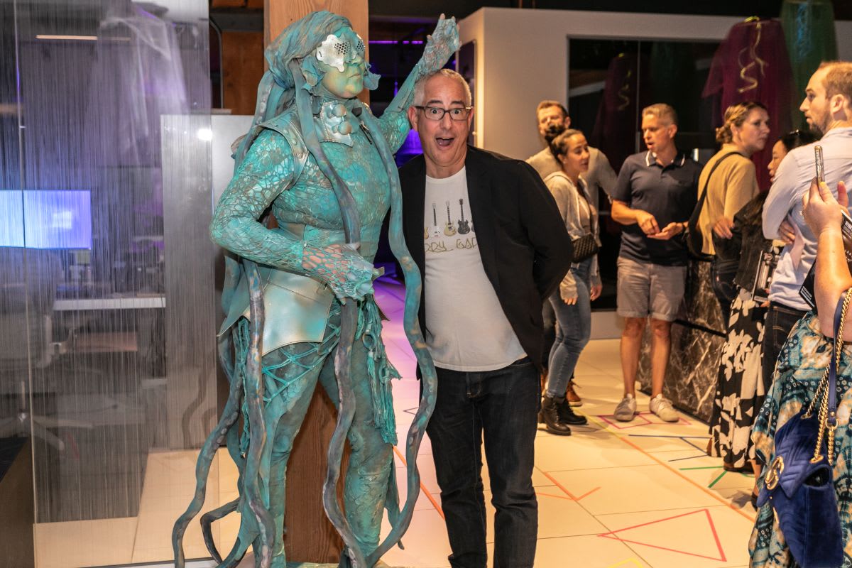 a gentleman mugs with the living statue in the eggersmann chicago showroom during the rndd 2023 gallery walk