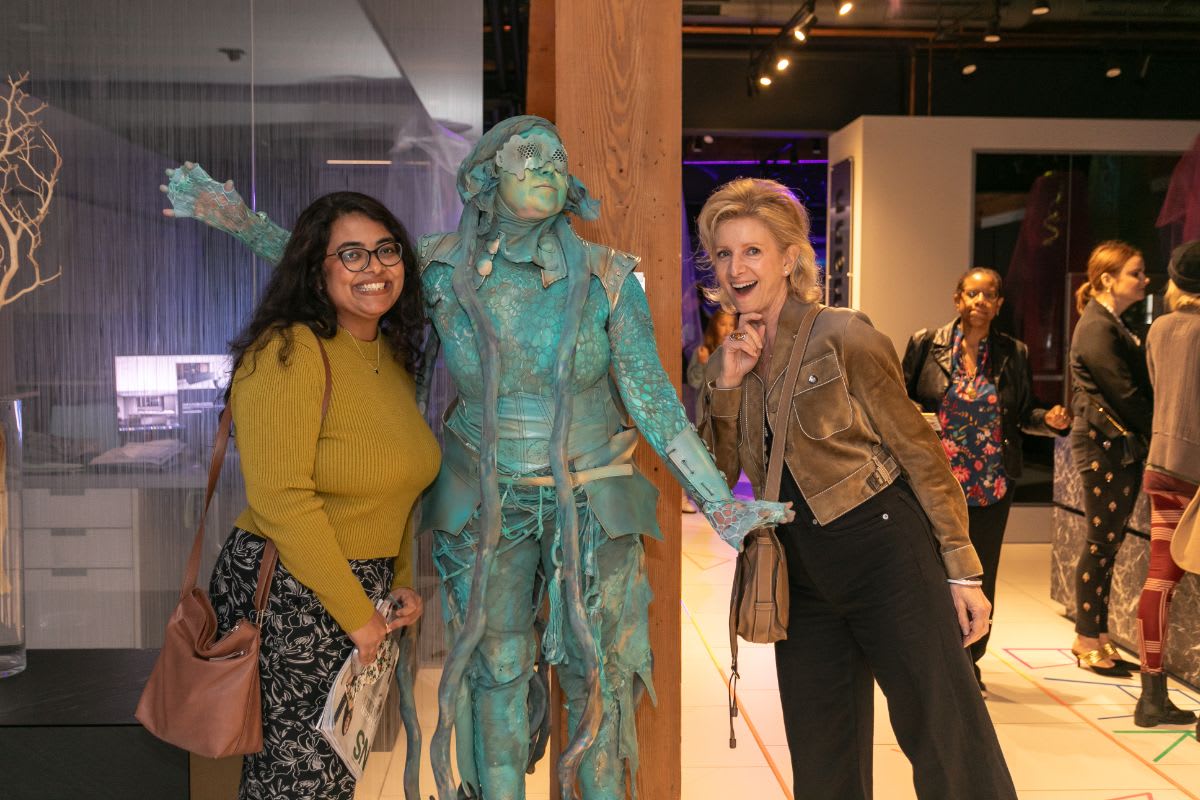 friends pose with the living statue in the eggersmann chicago showroom during the rndd 2023 gallery walk