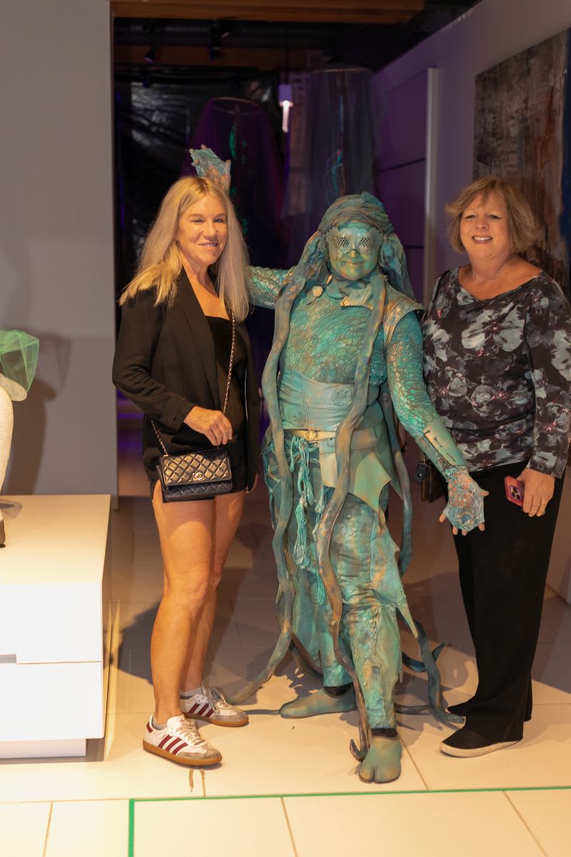 guests posing with the live statue in the eggersmann chicago during the rndd 2023 gallery walk