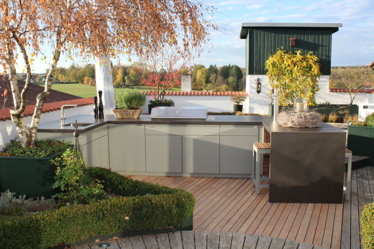 eggersmann outdoor living l-shaped kitchen in light gray on a deck