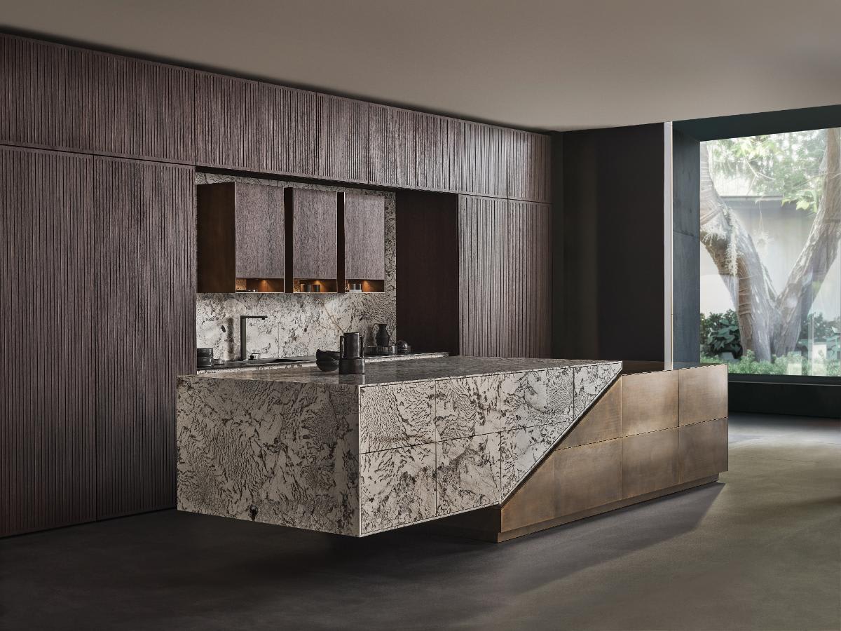 eggersmann skywalk kitchen island exhibit at eurocucina 2024 in salone del mobile in milan kitchen-island with wall cabinetry in lausanne 3561 Oak grey brown bicolor, brushed finish