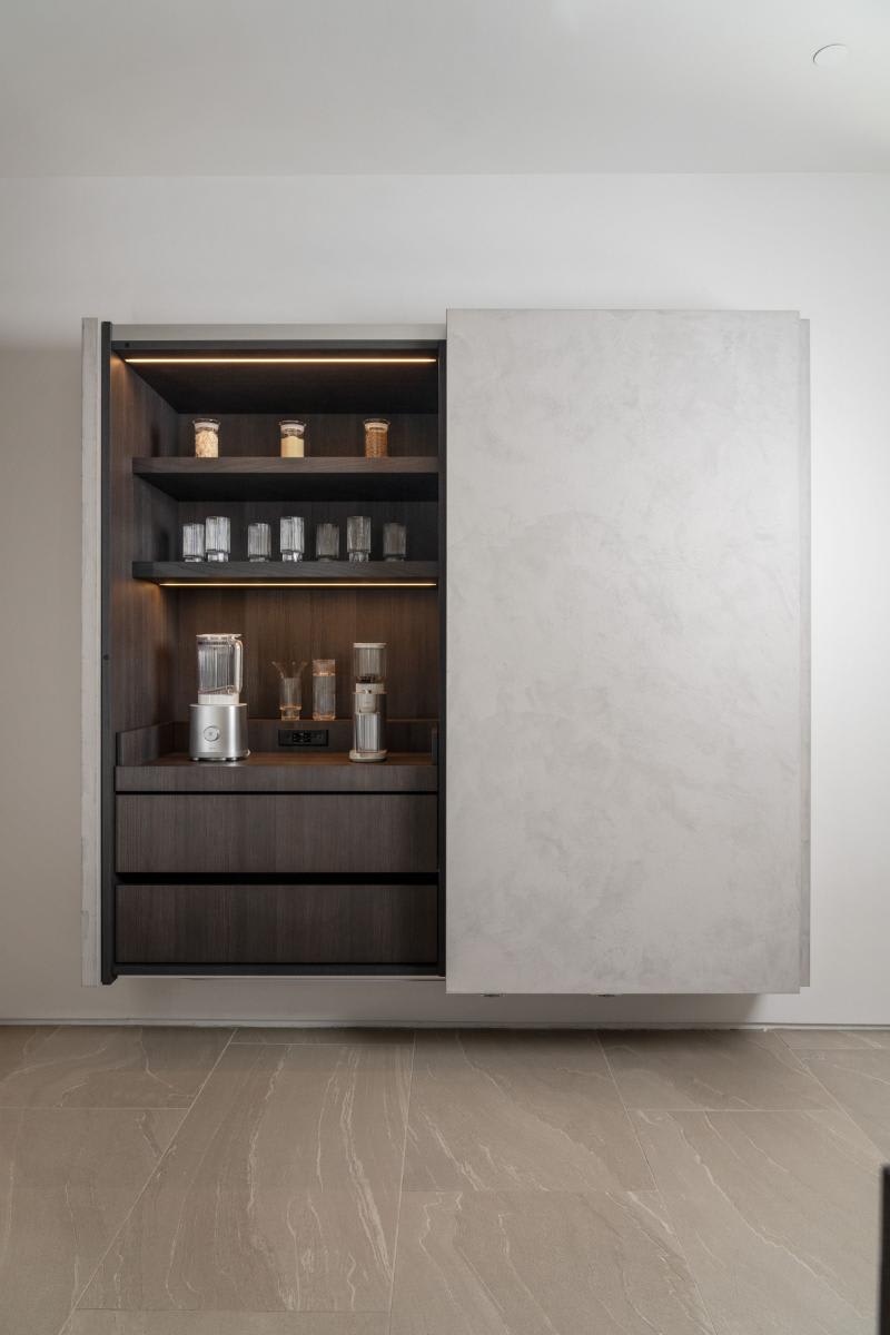 coplanar doors open on the left side revealing a smoothie bar in a display kitchen in the eggersmann laguna showroom