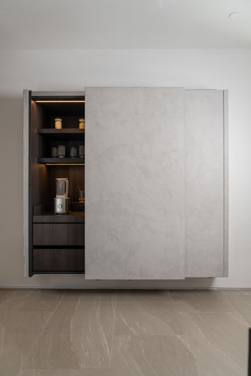 coplanar doors partially open on the left side revealing a smoothie bar in a display kitchen in the eggersmann laguna showroom