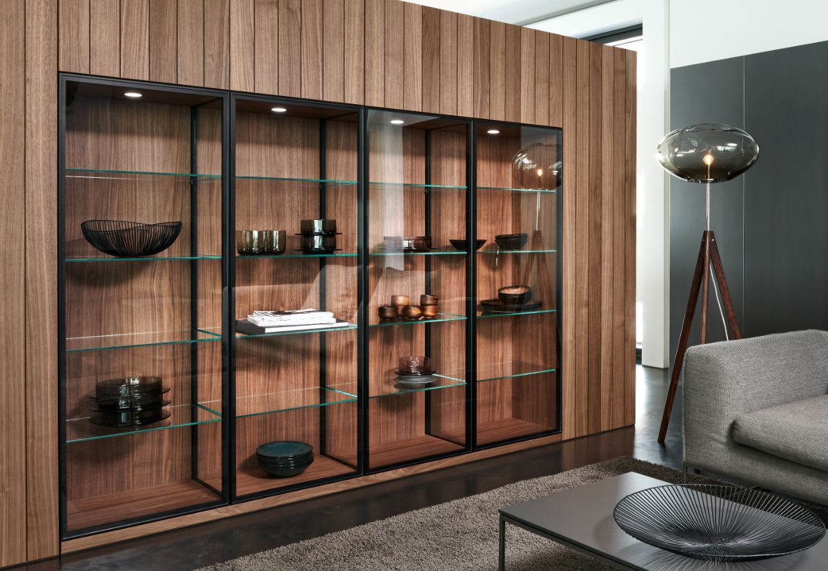 eggersmann exclusive ontario plank wood veneer on a wall behind a glance glass-front display cabinet with integrated lighting