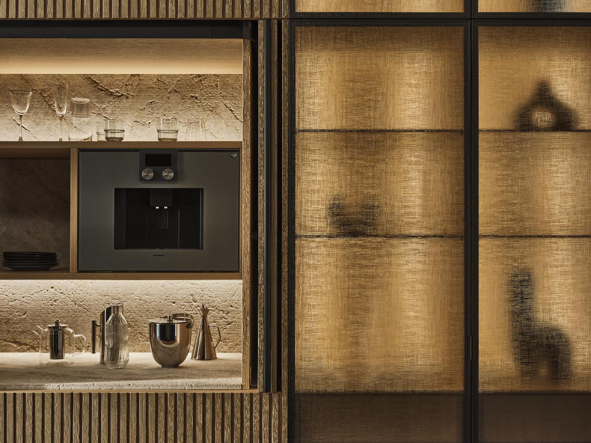 closeup of eggersmann textured patterned glass cabinetry with lausanne tambour wood veneer and glance glass-front Frame in Carbon grey with Glass color of Madras white finishes