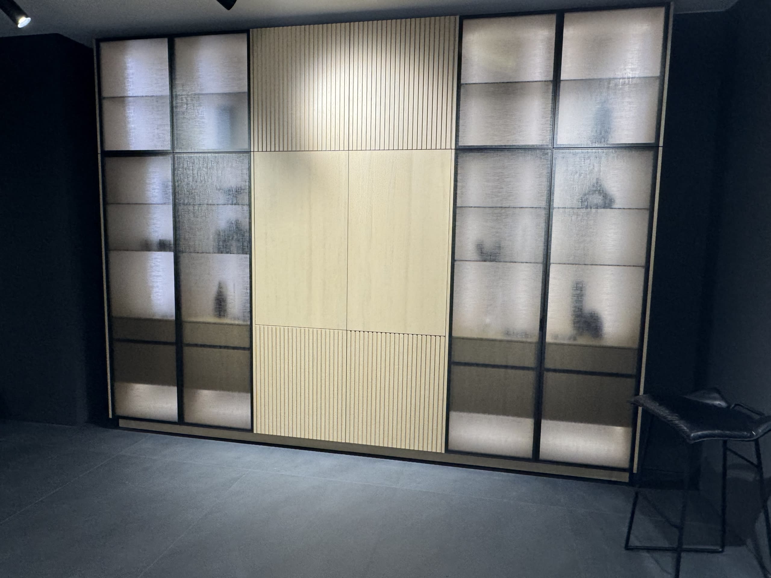 eggersmann-textured-cabinetry-patterned-glass-smoke