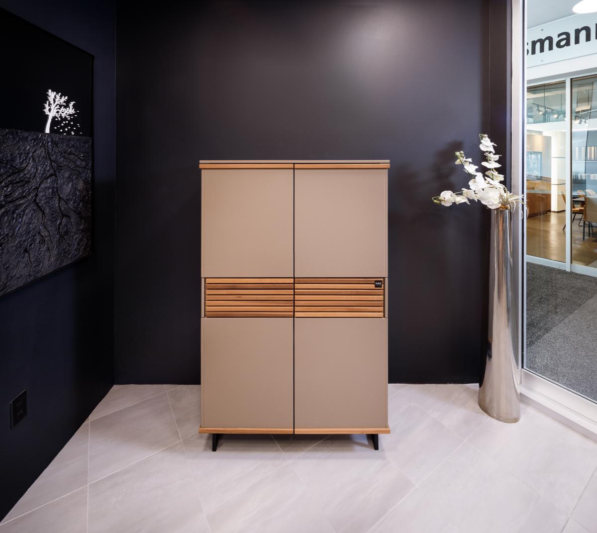 luxury outdoor kitchen bar in a cabinet in the eggersmann houston showroom