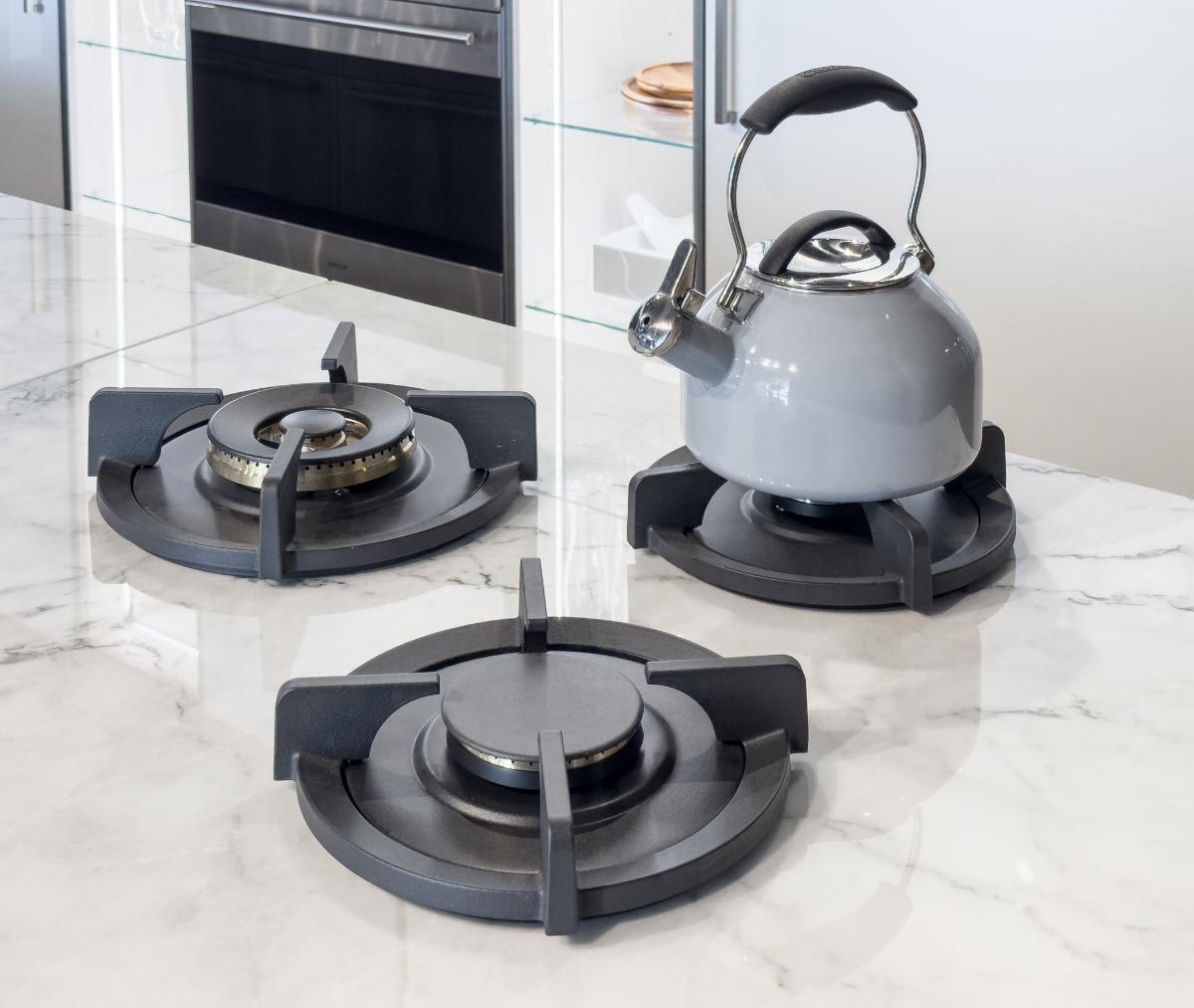 counter-mounted gas burners in the white gloss wall cabinets and glance glass display kitchen of the eggersmann houston showroom