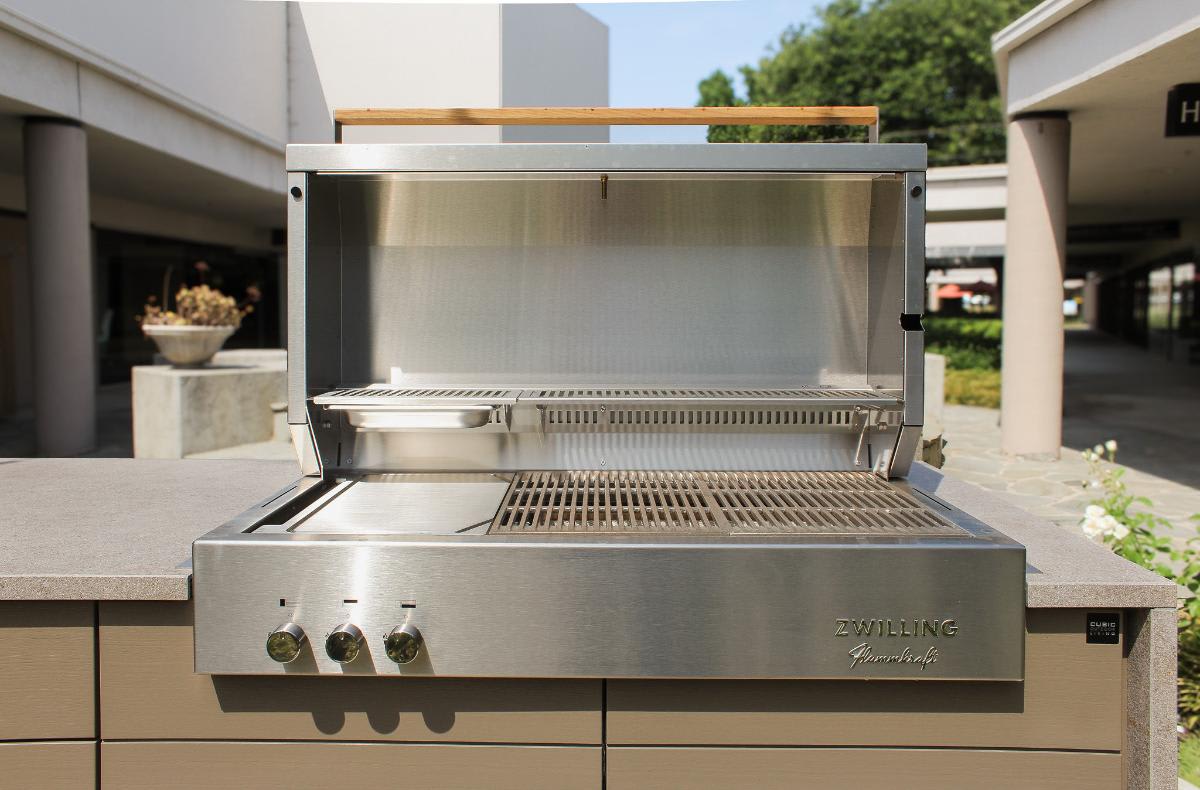 inside of a zwilling flammkraft luxury grill in an outdoor kitchen outside eggersmann Laguna showroom