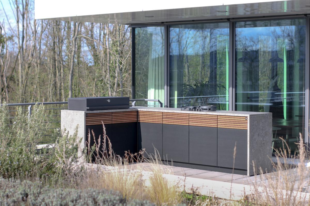 outdoor kitchen featuring countertop-mounted burners and grill
