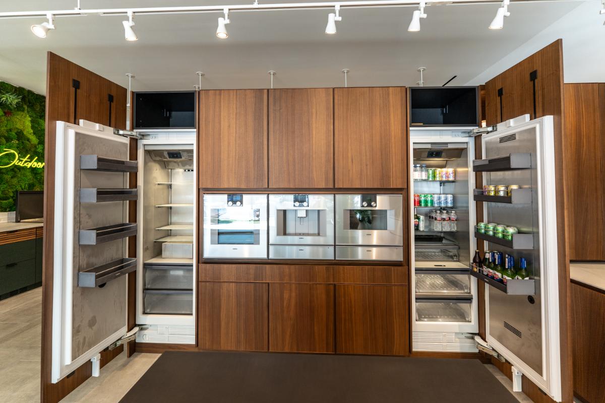 refrigeration doors open in the appliance wall of the skywalk kitchen in the eggersmann la showroom
