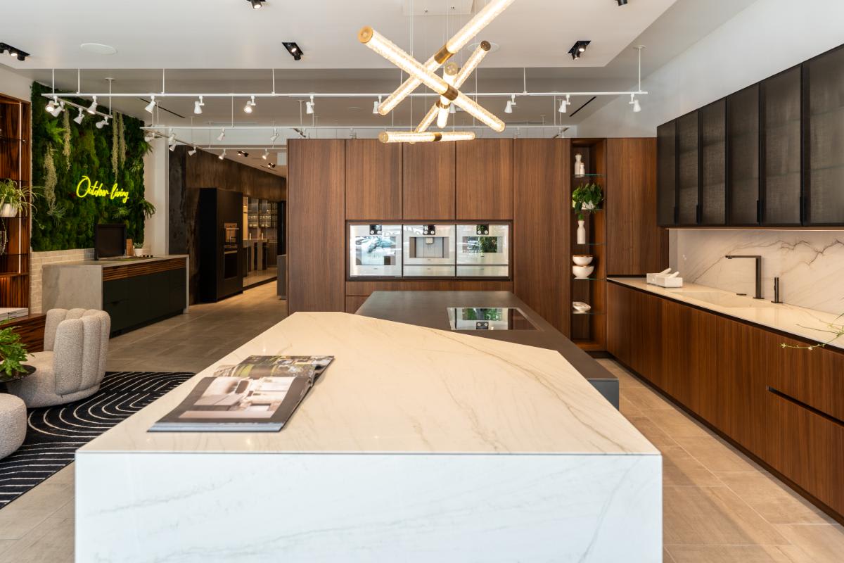 closeup of the kitchen island with appliance wall in the background in the skywalk kitchen in the eggersmann la showroom