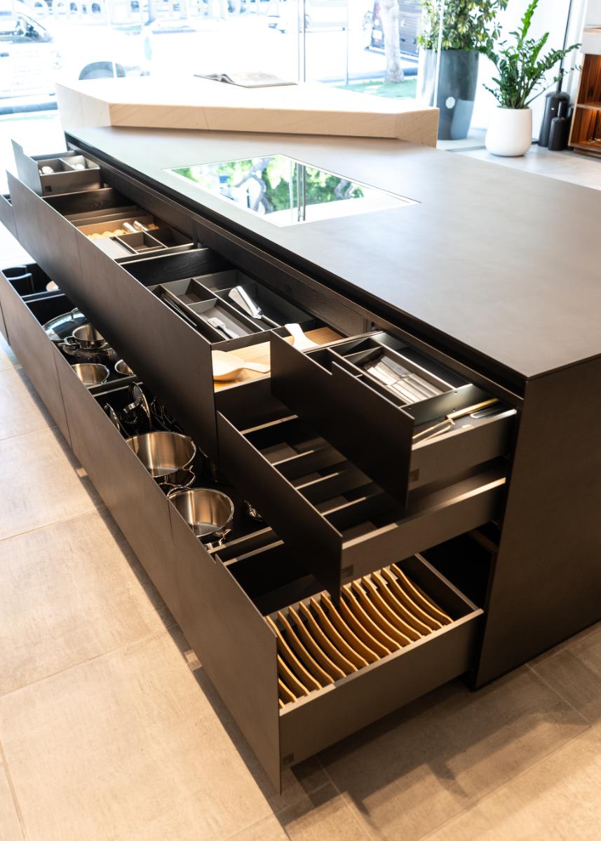 all drawers open in the skywalk kitchen island in the eggersmann la showroom