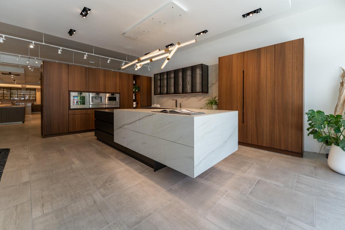side view of the skywalk kitchen in the eggersmann la showroom