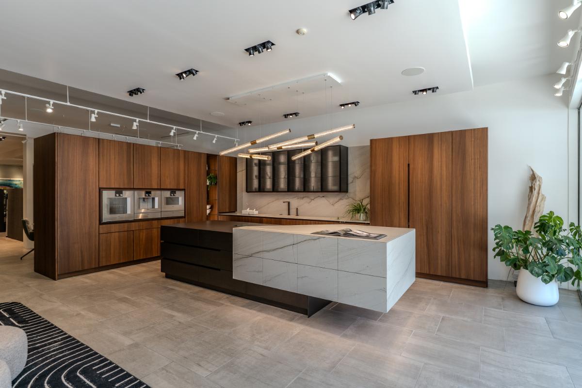 pano view of the skywalk kitchen in the eggersmann la showroom