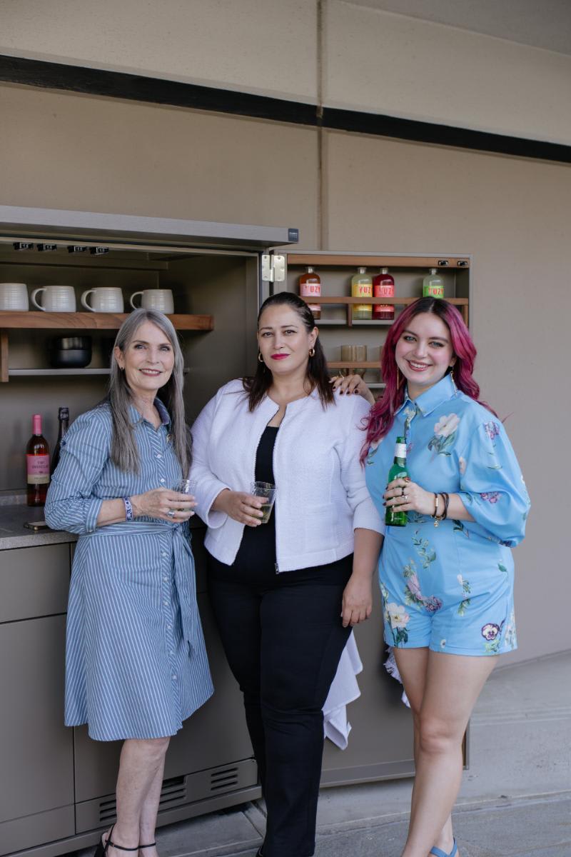 kelly lafosse posing with with guests in front of the kitchen in a cupboard at eggersmann laguna during the CUBIC event in august 2025